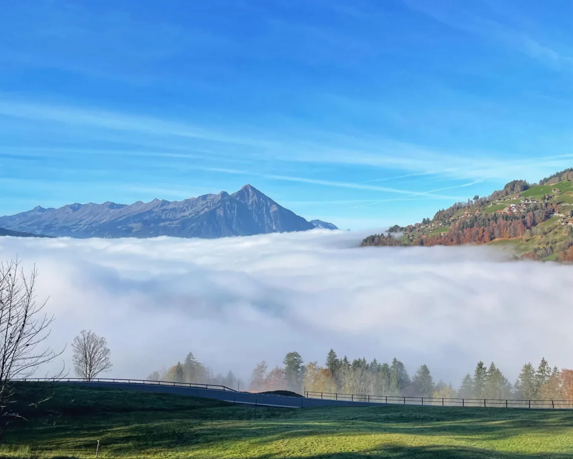 Mer de nuage sur le lac de Thoune